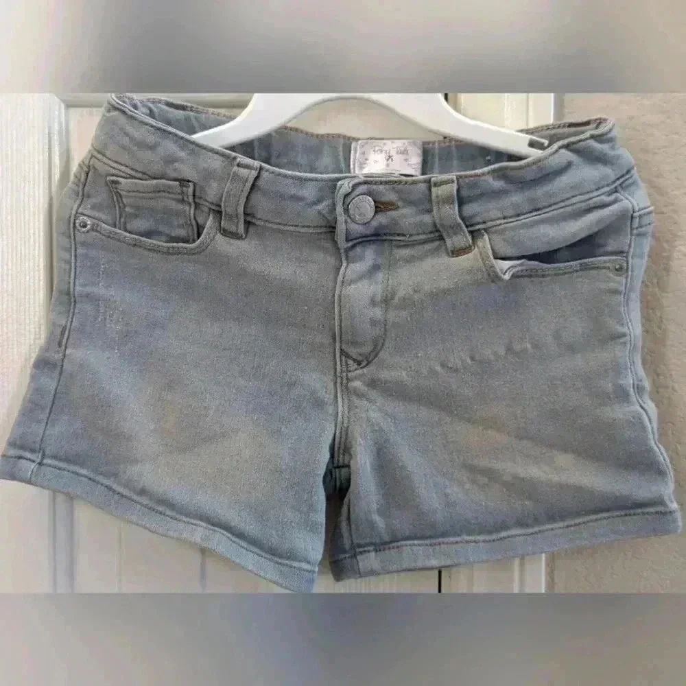 Kids Ponytail size 8 adjustable waist button and zipper closure shorts. 3/$15